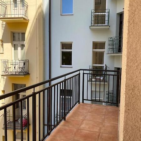 Large 3 Bedroom Family Apartment With Balcony 布拉格 外观 照片
